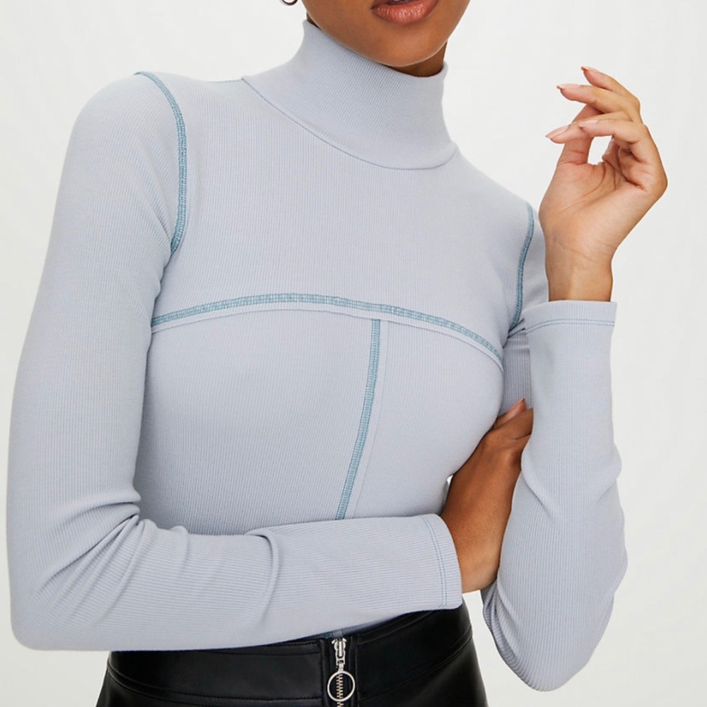 aritzia wilfred turtleneck in mustard yellow in XS